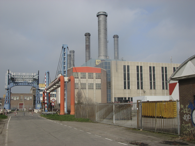 902996 Gezicht op de elektrische centrale van NUON (Keulsekade 189) te Utrecht, met links de Industriehavenbrug.